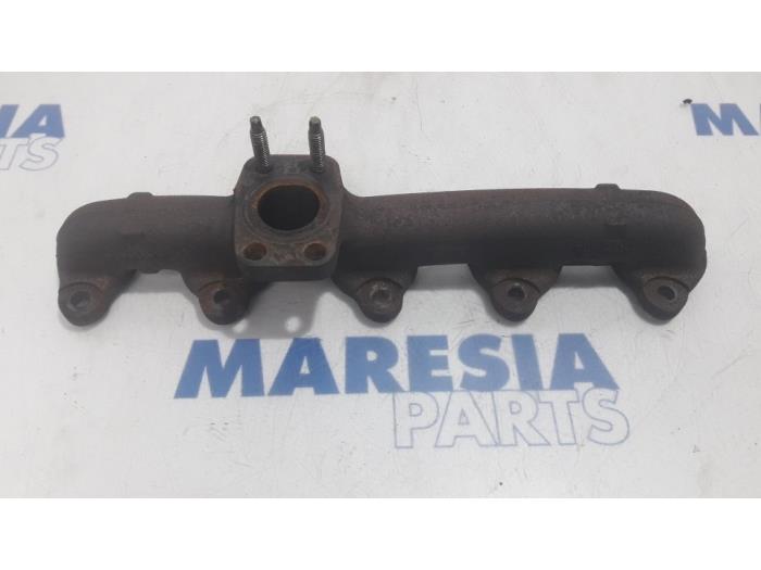 Exhaust manifold from a Peugeot 308 SW (L4/L9/LC/LJ/LR) 1.6 BlueHDi 120 2015
