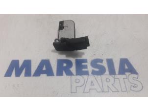 Used Airflow meter Peugeot 308 SW (L4/L9/LC/LJ/LR) 1.6 BlueHDi 120 Price € 30,00 Margin scheme offered by Maresia Parts