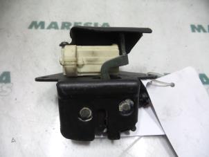Używane Mechanizm zamka tylnej klapy Fiat Stilo (192A/B) 1.6 16V 5-Drs. Cena € 25,00 Procedura marży oferowane przez Maresia Parts