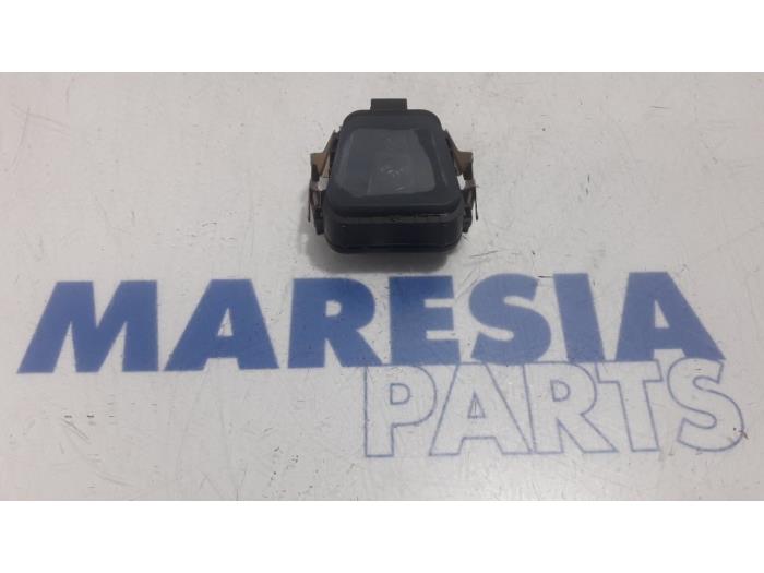 Begagnade Regnsensor Peugeot 508 SW (8E/8U) 2.0 RXH HYbrid4 16V Pris € 20,00 Marginaltabell erbjuds av Maresia Parts