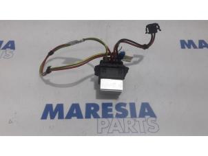 Used Heater resistor Peugeot 508 SW (8E/8U) 2.0 RXH HYbrid4 16V Price € 20,00 Margin scheme offered by Maresia Parts
