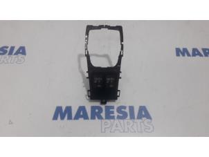 Used Seat heating switch Peugeot 508 SW (8E/8U) 2.0 RXH HYbrid4 16V Price € 50,00 Margin scheme offered by Maresia Parts