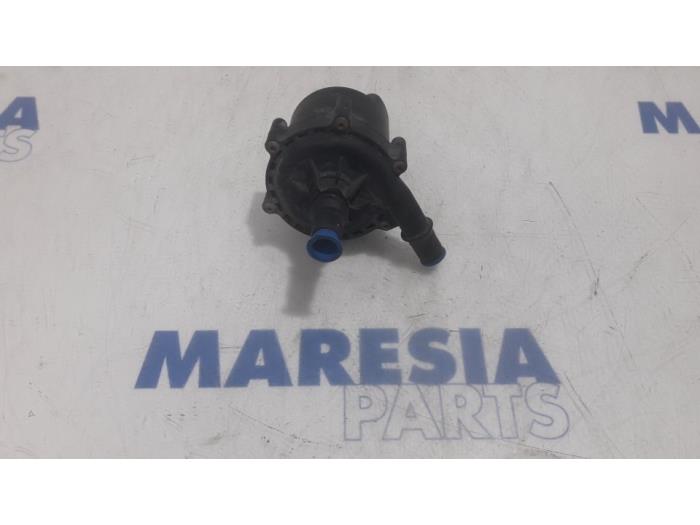 Water pump from a Peugeot 508 SW (8E/8U) 2.0 RXH HYbrid4 16V 2013