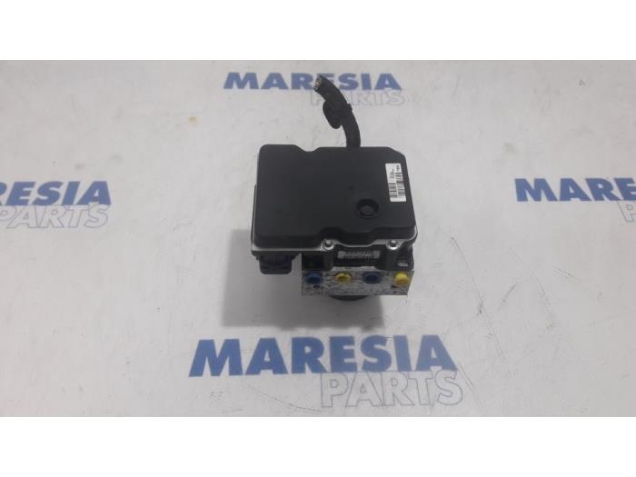 Usagé Bloc ABS Peugeot 508 SW (8E/8U) 2.0 RXH HYbrid4 16V Prix € 124,95 Règlement à la marge proposé par Maresia Parts