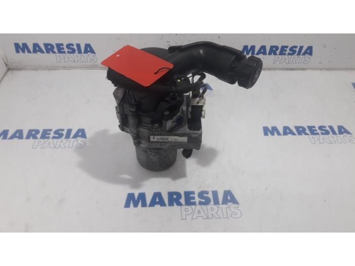 Usagé Pompe de direction Peugeot 508 SW (8E/8U) 2.0 RXH HYbrid4 16V Prix € 288,75 Règlement à la marge proposé par Maresia Parts