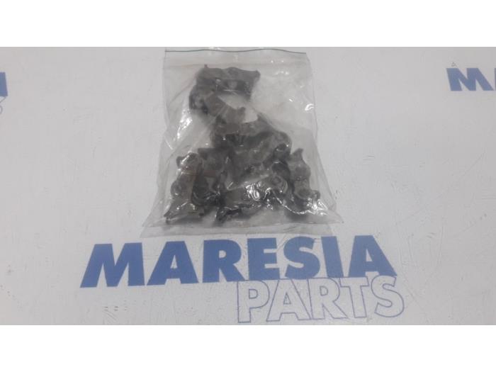 Gebrauchte Kipphebel Citroen C3 Picasso (SH) 1.4 16V VTI 95 Preis € 25,00 Margenregelung angeboten von Maresia Parts
