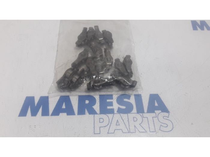 Gebrauchte Kipphebel Citroen C3 Picasso (SH) 1.4 16V VTI 95 Preis € 25,00 Margenregelung angeboten von Maresia Parts
