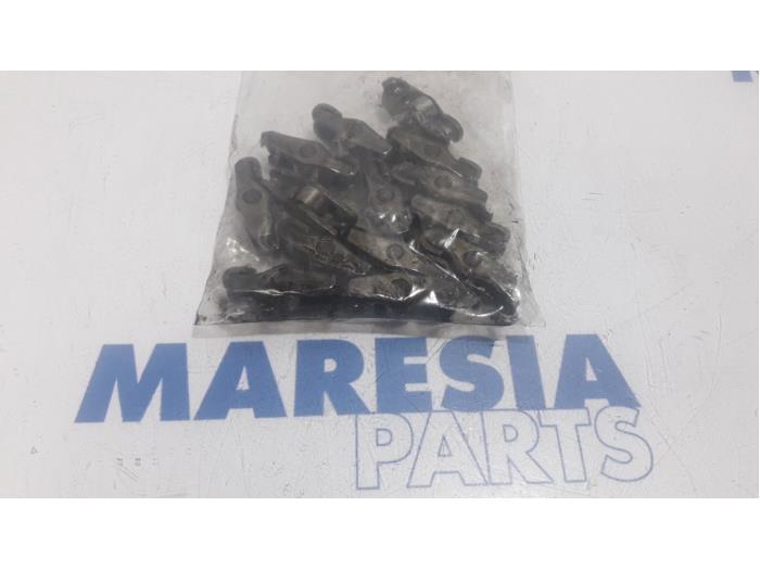 Rocker arm from a Renault Trafic New (JL) 2.0 dCi 16V 115 2014