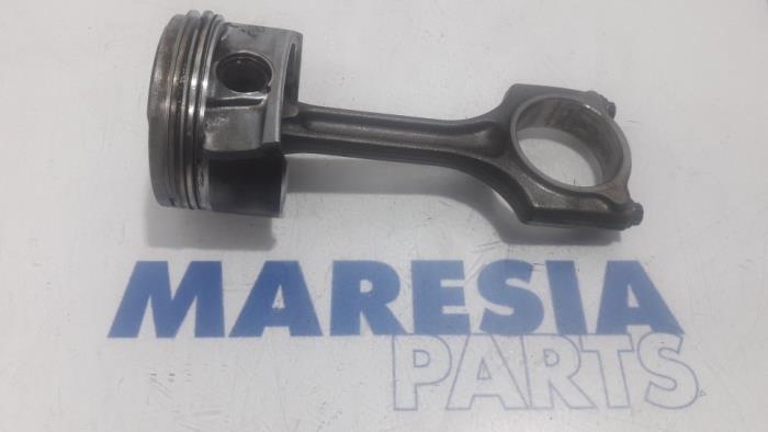 Usados Pistón Peugeot 508 (8D) 1.6 THP 16V Precio € 50,00 Norma de margen ofrecido por Maresia Parts