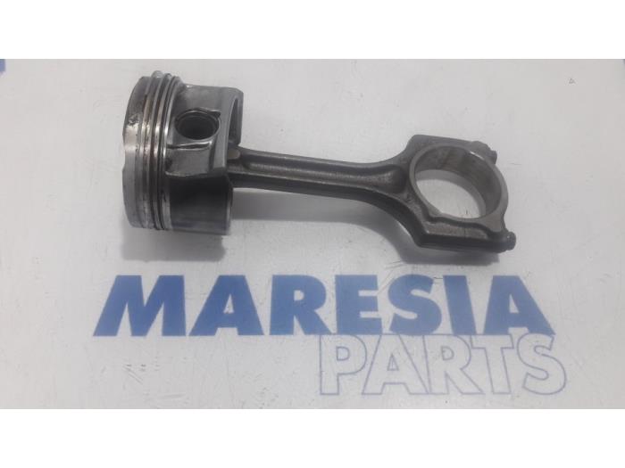 Usados Pistón Peugeot 508 (8D) 1.6 THP 16V Precio € 50,00 Norma de margen ofrecido por Maresia Parts