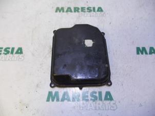 Usados Tapa de caja de cambios Renault Scénic II (JM) 1.6 16V Precio € 25,00 Norma de margen ofrecido por Maresia Parts