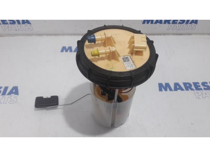 Electric fuel pump from a Renault Master IV (MA/MB/MC/MD/MH/MF/MG/MH) 2.3 dCi 135 16V FWD 2020