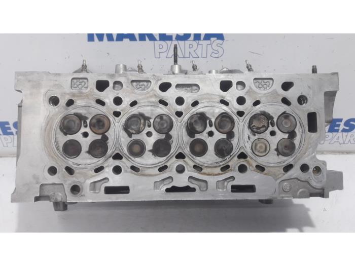Cylinder head from a Peugeot Expert (G9) 1.6 HDi 90 2008