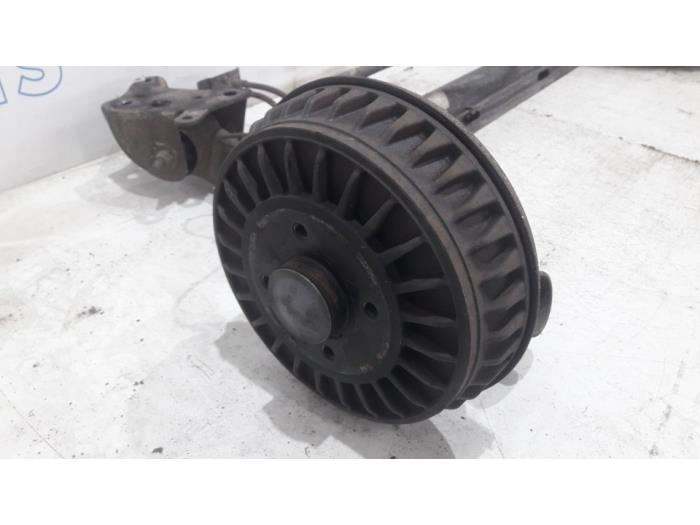 Rear-wheel drive axle from a Renault Clio IV Estate/Grandtour (7R) 1.5 Energy dCi 90 FAP 2015