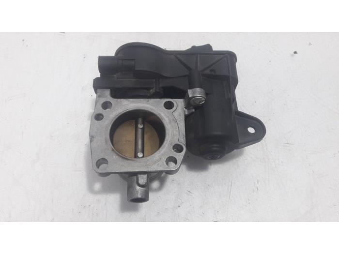 Drosselklappengehäuse van een Peugeot 208 I (CA/CC/CK/CL) 1.0 Vti 12V PureTech 2013