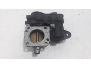Drosselklappengehäuse van een Peugeot 208 I (CA/CC/CK/CL) 1.0 Vti 12V PureTech 2013