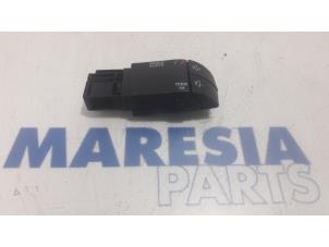 Used Steering wheel mounted radio control Renault Clio IV Estate/Grandtour (7R) 1.5 Energy dCi 90 FAP Price € 15,00 Margin scheme offered by Maresia Parts