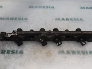 Used Fuel injector nozzle Renault Espace (JE) 2.0i RTE,RXE Price € 65,00 Margin scheme offered by Maresia Parts