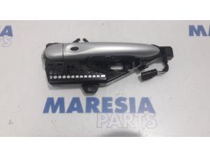 Used Front door handle 4-door, right Renault Clio IV (5R) 0.9 Energy TCE 90 12V Price € 25,00 Margin scheme offered by Maresia Parts