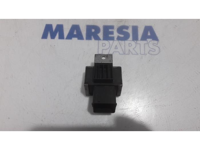 Glow plug relay from a Renault Clio IV Estate/Grandtour (7R) 1.5 Energy dCi 90 FAP 2015