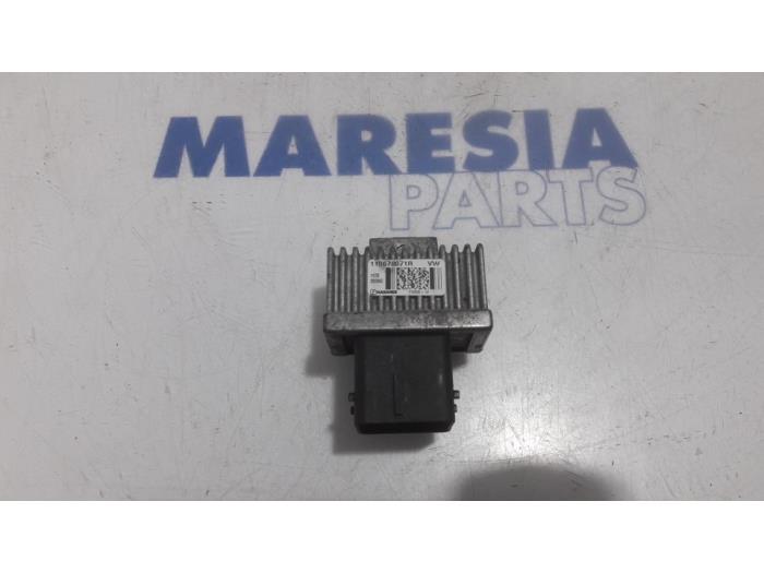 Glow plug relay from a Renault Clio IV Estate/Grandtour (7R) 1.5 Energy dCi 90 FAP 2015