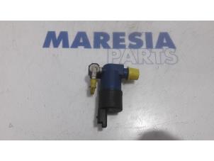 Used Windscreen washer pump Renault Clio IV Estate/Grandtour (7R) 1.5 Energy dCi 90 FAP Price € 10,00 Margin scheme offered by Maresia Parts