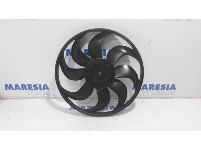 Fan motor from a Renault Clio IV Estate/Grandtour (7R) 1.5 Energy dCi 90 FAP 2015