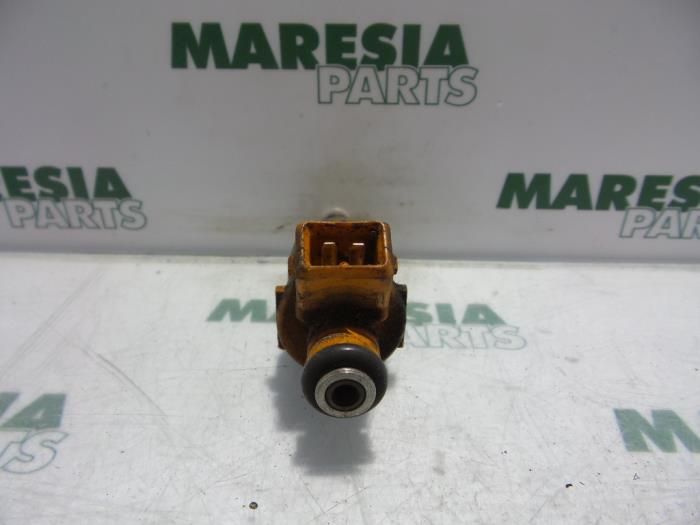 Injector (petrol injection) from a Fiat Palio Weekend (178D) 1.2 MPI Fire 1998