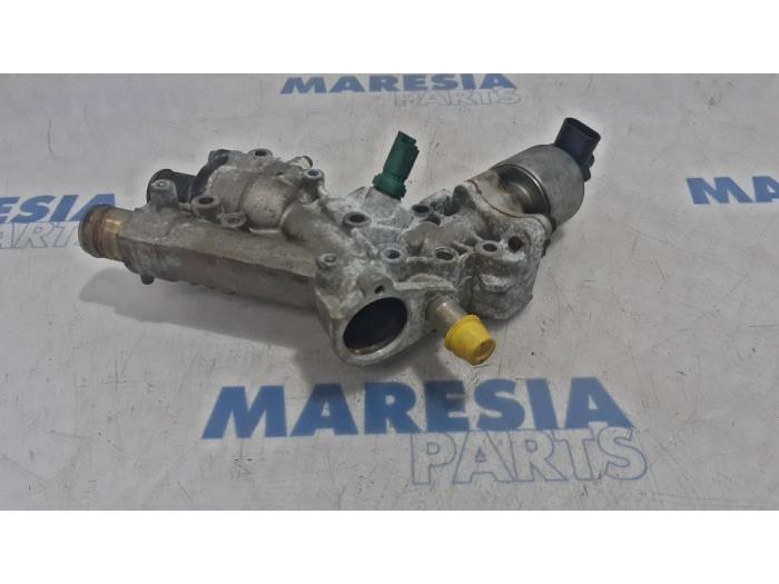 Thermostat housing from a Peugeot 607 (9D/U) 2.0 16V 2001