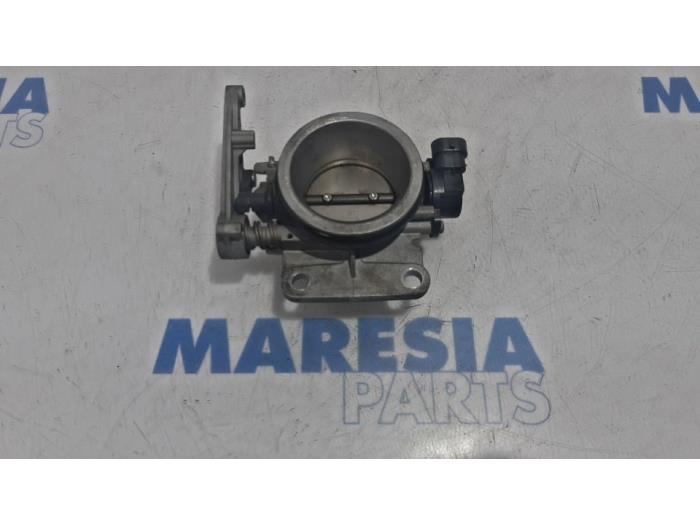 Throttle body from a Dacia Duster (HS) 1.6 16V 2010