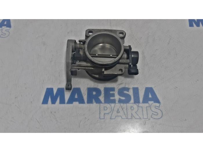Throttle body from a Dacia Duster (HS) 1.6 16V 2010