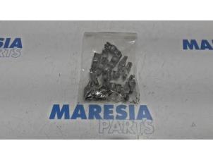 Używane Zapadka Dacia Duster (HS) 1.6 16V Cena € 50,00 Procedura marży oferowane przez Maresia Parts
