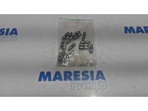 Used Tappet Dacia Duster (HS) 1.6 16V Price € 25,00 Margin scheme offered by Maresia Parts