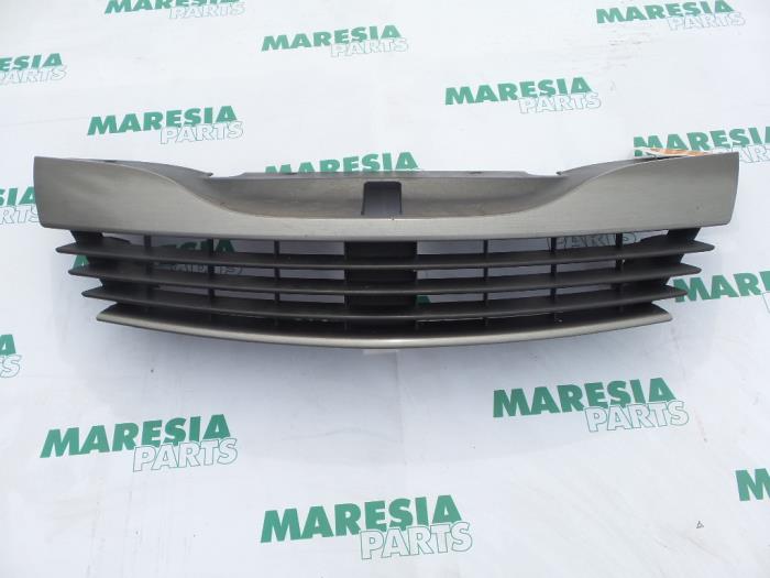 Używane Grill Renault Laguna II Grandtour (KG) 1.8 16V Cena € 35,00 Procedura marży oferowane przez Maresia Parts