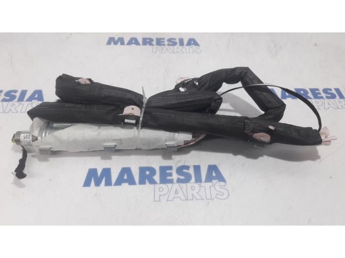 Używane Kurtyna prawa Peugeot 5008 I (0A/0E) 1.6 THP 16V Cena € 50,00 Procedura marży oferowane przez Maresia Parts