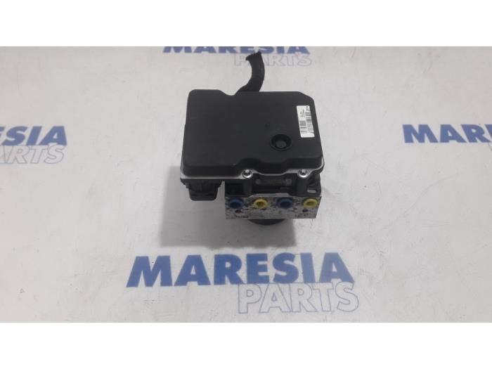 Usagé Bloc ABS Citroen C5 III Berline (RD) 1.6 HDiF 16V Prix € 145,00 Règlement à la marge proposé par Maresia Parts
