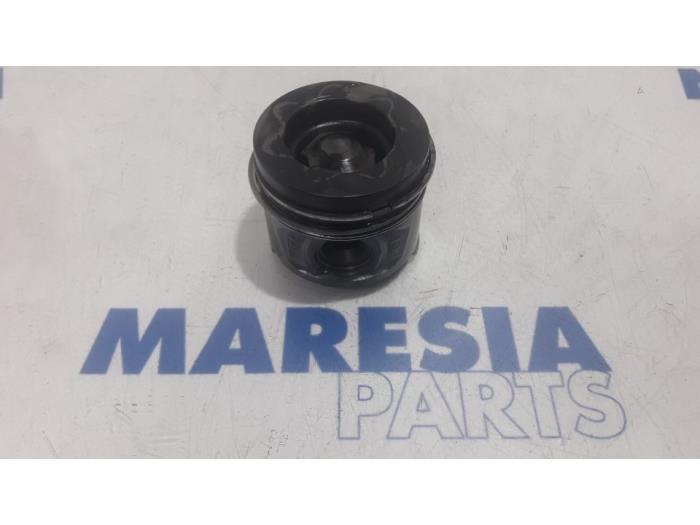 Gebrauchte Kolben Renault Scénic III (JZ) 1.5 dCi 110 Preis € 50,00 Margenregelung angeboten von Maresia Parts