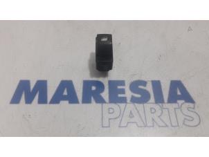 Używane Przelacznik combi okienny Peugeot Partner (GC/GF/GG/GJ/GK) 1.6 HDI 90 16V Cena € 20,00 Procedura marży oferowane przez Maresia Parts