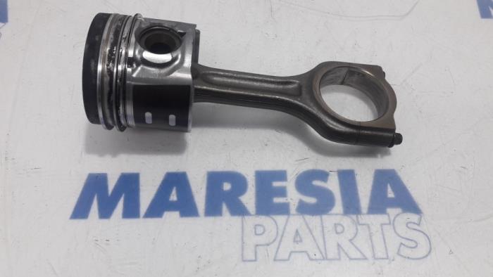 Używane Tlok Citroen C3 (SC) 1.6 HDi 92 Cena € 50,00 Procedura marży oferowane przez Maresia Parts