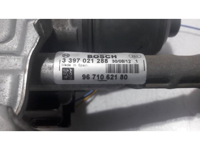 Front wiper motor from a Peugeot 3008 I (0U/HU) 1.6 HDiF 16V 2012