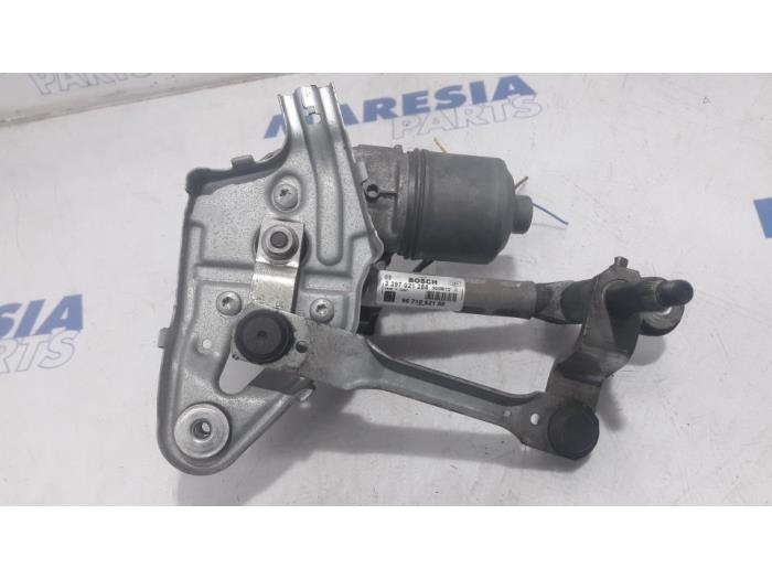 Front wiper motor from a Peugeot 3008 I (0U/HU) 1.6 HDiF 16V 2012