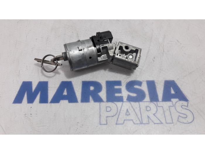 Używane Stacyjka + Kluczyk Peugeot 3008 I (0U/HU) 1.6 VTI 16V Cena € 25,00 Procedura marży oferowane przez Maresia Parts