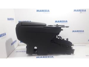Used Middle console Peugeot 3008 I (0U/HU) 1.6 HDiF 16V Price € 60,00 Margin scheme offered by Maresia Parts