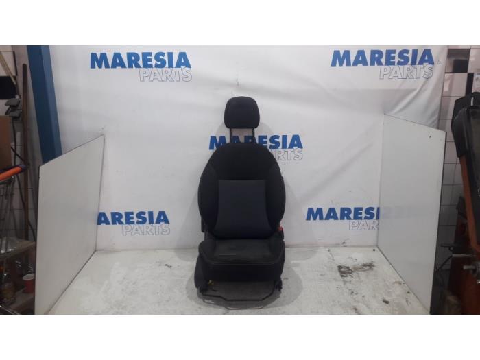Używane Fotel prawy Peugeot 208 I (CA/CC/CK/CL) 1.2 Vti 12V PureTech Cena € 105,00 Procedura marży oferowane przez Maresia Parts