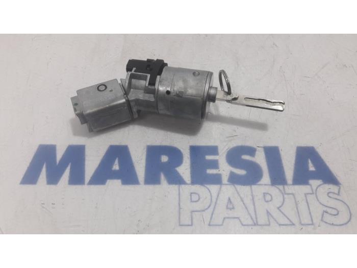 Używane Stacyjka + Kluczyk Peugeot 3008 I (0U/HU) 1.6 HDiF 16V Cena € 25,00 Procedura marży oferowane przez Maresia Parts