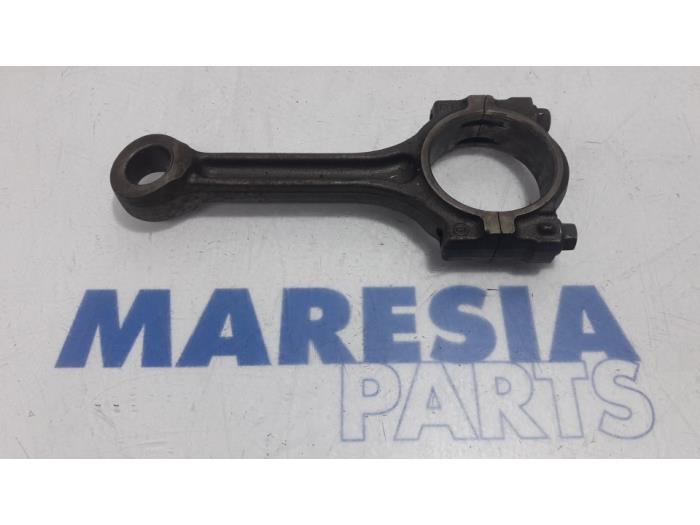 Używane Korbowód Alfa Romeo Brera (939) 2.2 JTS 16V Cena € 75,00 Procedura marży oferowane przez Maresia Parts