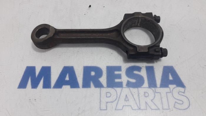 Używane Korbowód Alfa Romeo Brera (939) 2.2 JTS 16V Cena € 75,00 Procedura marży oferowane przez Maresia Parts