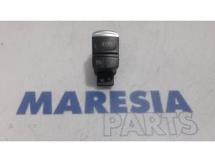 Używane Przelacznik hamulca postojowego Renault Megane IV (RFBB) 1.2 Energy TCE 130 Cena € 40,00 Procedura marży oferowane przez Maresia Parts