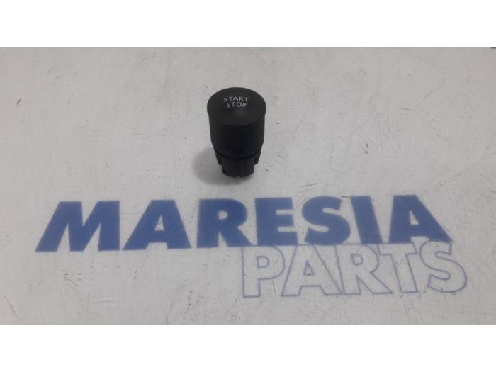 Używane Przelacznik Start/Stop Renault Megane IV (RFBB) 1.2 Energy TCE 130 Cena € 40,00 Procedura marży oferowane przez Maresia Parts