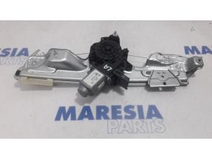 Używane Mechanizm szyby lewej tylnej wersja 4-drzwiowa Renault Megane IV (RFBB) 1.2 Energy TCE 130 Cena € 50,00 Procedura marży oferowane przez Maresia Parts